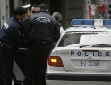 Συνελήφθησαν δύο άνδρες στη Λάρισα που ήταν οπλισμένοι με μαχαίρια